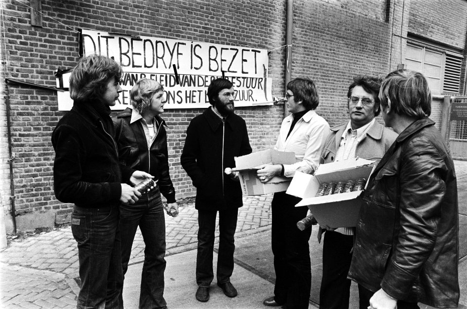 Bedrijf KSH in Koog aan de Zaan door werknemers bezet bezetters krijgen koek va, Bestanddeelnr 929-6038