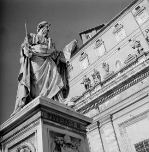 Beeld van de apostel Paulus op het Sint Pietersplein met op de achtergrond het P, Bestanddeelnr 254-5559