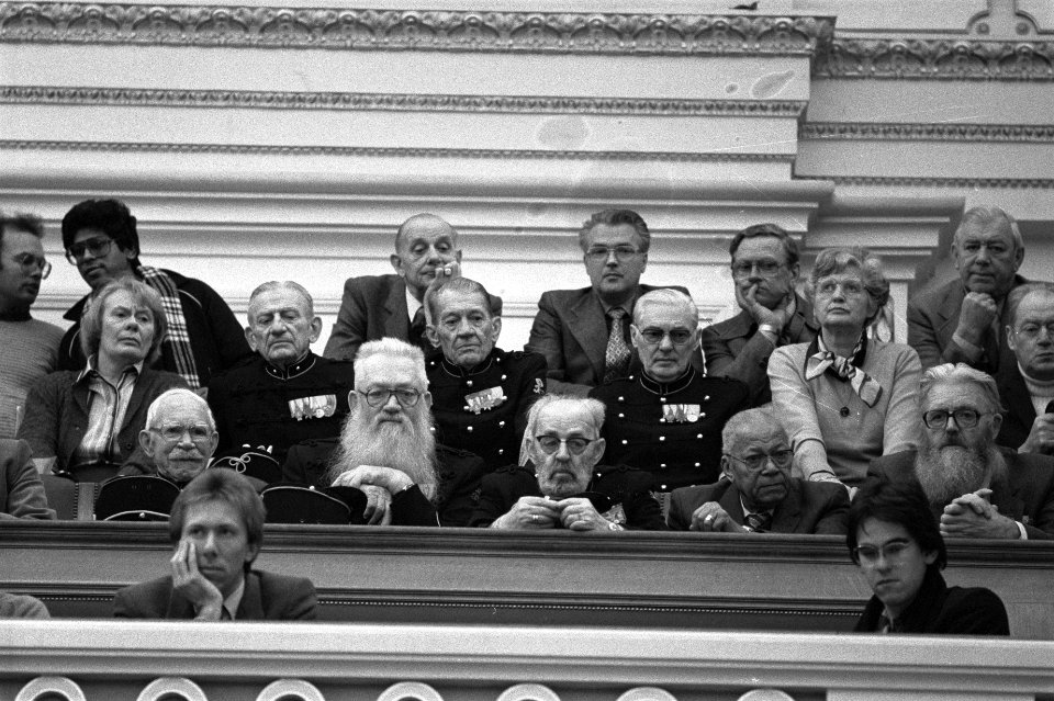 Beeld van de gemeenteraad Amsterdam tijdens de vergadering (alle leden B. en W. , Bestanddeelnr 931-8672