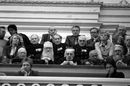Beeld van de gemeenteraad Amsterdam tijdens de vergadering (alle leden B. en W. , Bestanddeelnr 931-8672
