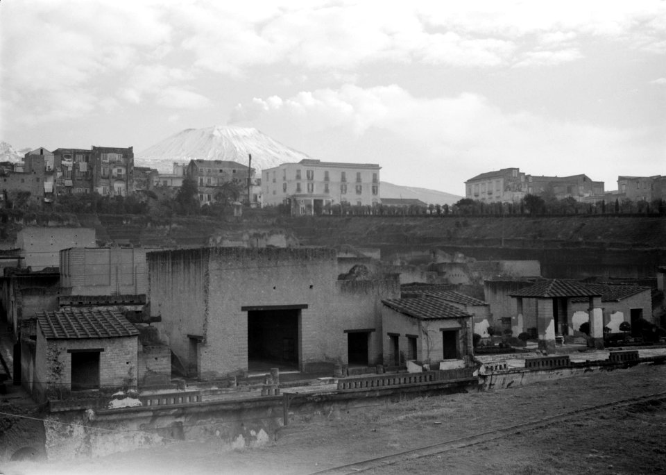 Beeld van de ruines van de stad Herculaneum met op de achtergrond de Vesuvius, Bestanddeelnr 255-8826