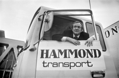 Bedrijfsauto RAI 76 Pat OConnel alias Edward Hammond in auto Hammond op tentoo, Bestanddeelnr 928-4012