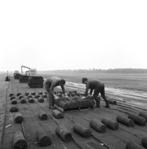 Bedrijven, graszoden, werkzaamheden, heidemij-barenbrug, De Rips, Bestanddeelnr 167-0885