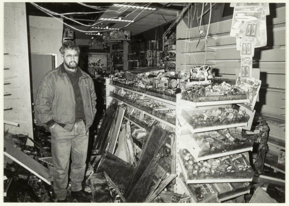 Bedrijfsleider E. Hellbeck van speelgoedwinkel Intertoys staat na de brand, tussen de enorme ravage in zijn winkel. NL-HlmNHA 54031520
