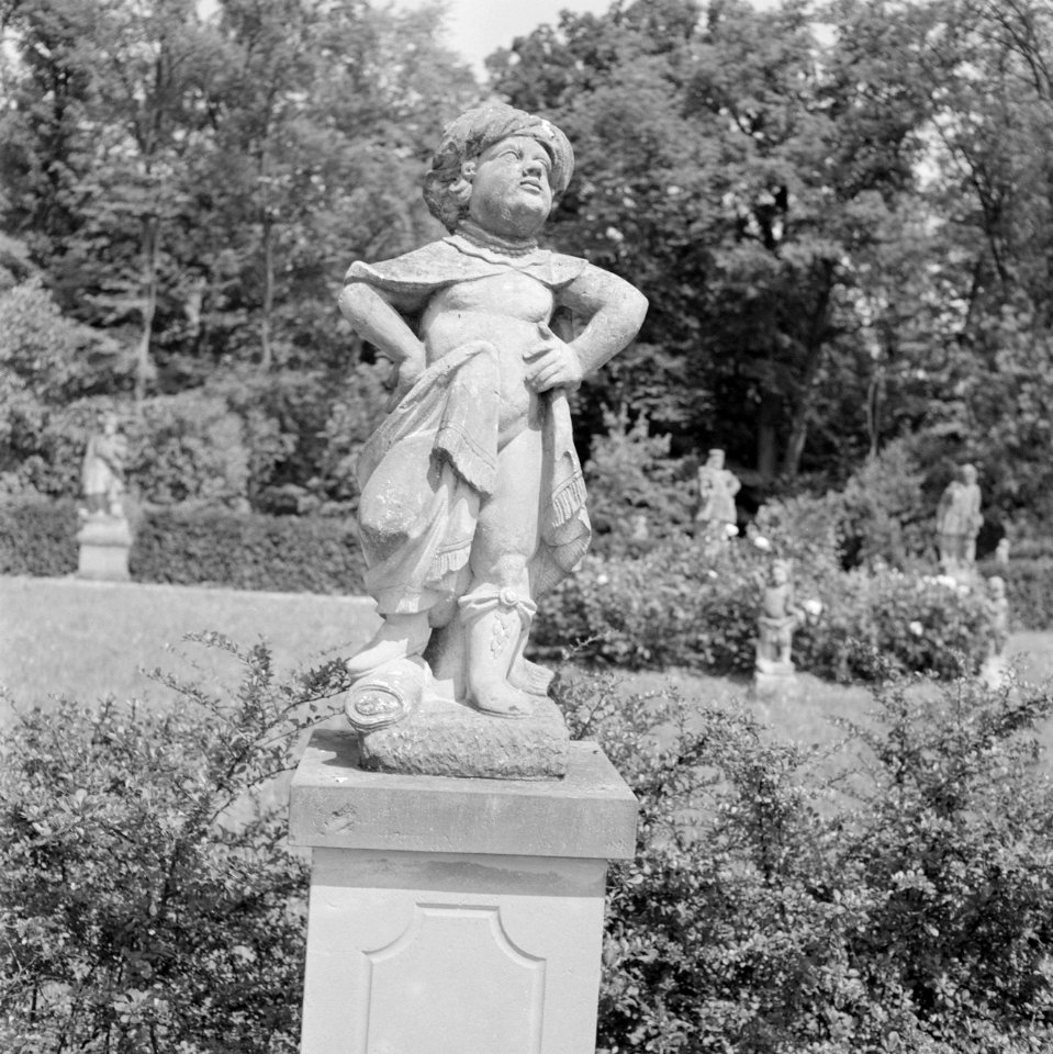 Beeld in de tuin van kasteel Weikersheim, Bestanddeelnr 254-3967