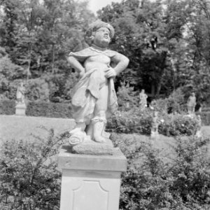 Beeld in de tuin van kasteel Weikersheim, Bestanddeelnr 254-3967