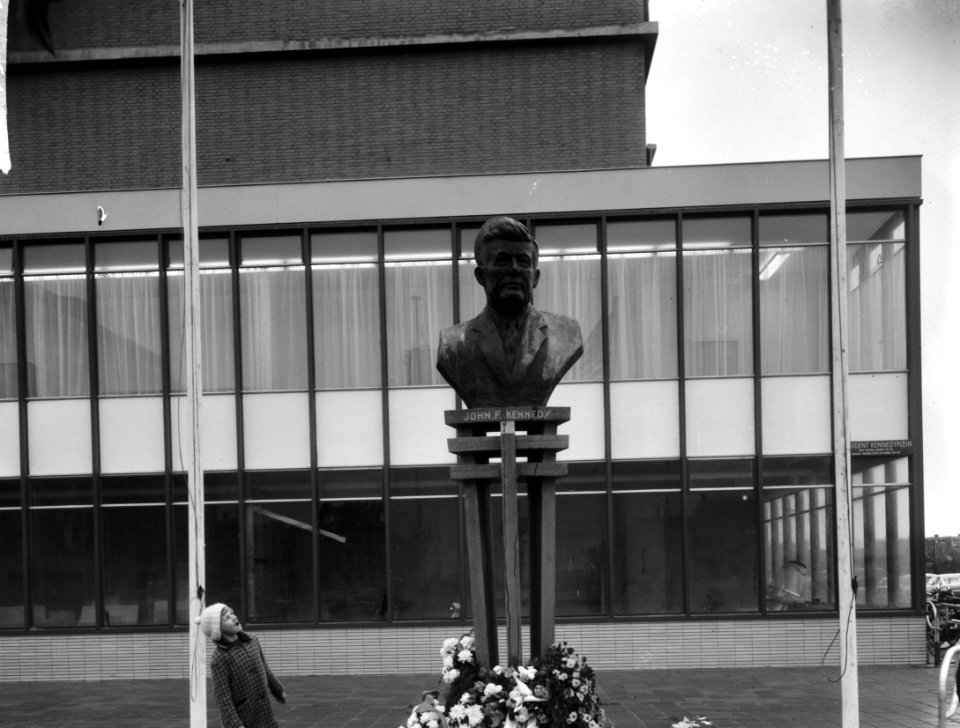 Beeld van president Kennedy op Kennedyplein te Beverwijk, Bestanddeelnr 917-3105