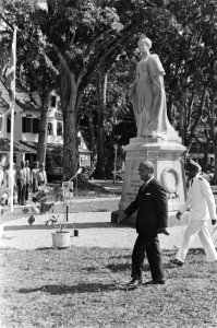 Beeld van Koningin Wilhelmina bij Fort Zeelandia in Paramaribo geplaatst, Bestanddeelnr 928-7628