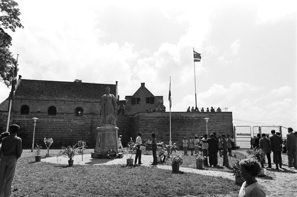 Beeld van Koningin Wilhelmina bij Fort Zeelandia in Paramaribo geplaatst, Bestanddeelnr 928-7631
