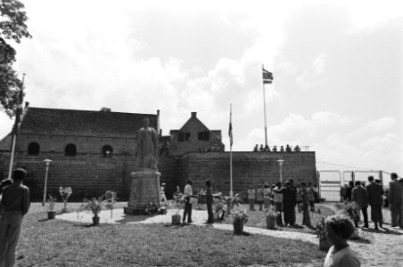 Beeld van Koningin Wilhelmina bij Fort Zeelandia in Paramaribo geplaatst, Bestanddeelnr 928-7631