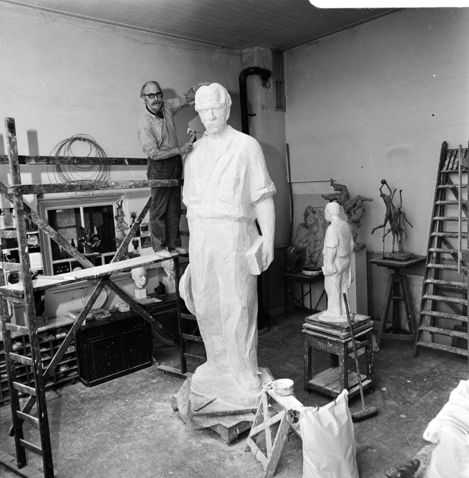 Beeld van Albert Schweitzer voor Deventer van Pieter de Monchy (op de achtergron, Bestanddeelnr 927-1909