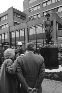 Beeld Prins Bernhard (in uniform luchtmacht) onthuld Den Haag Prinses Julian, Bestanddeelnr 934-3759