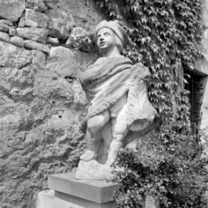 Beeld in de tuin van kasteel Weikersheim, Bestanddeelnr 254-3965