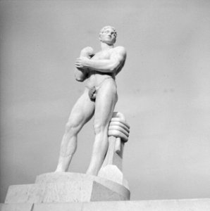Beeld van een atleet in het Stadio dei Marmi onderdeel van het sportcomplex Foro, Bestanddeelnr 191-1330