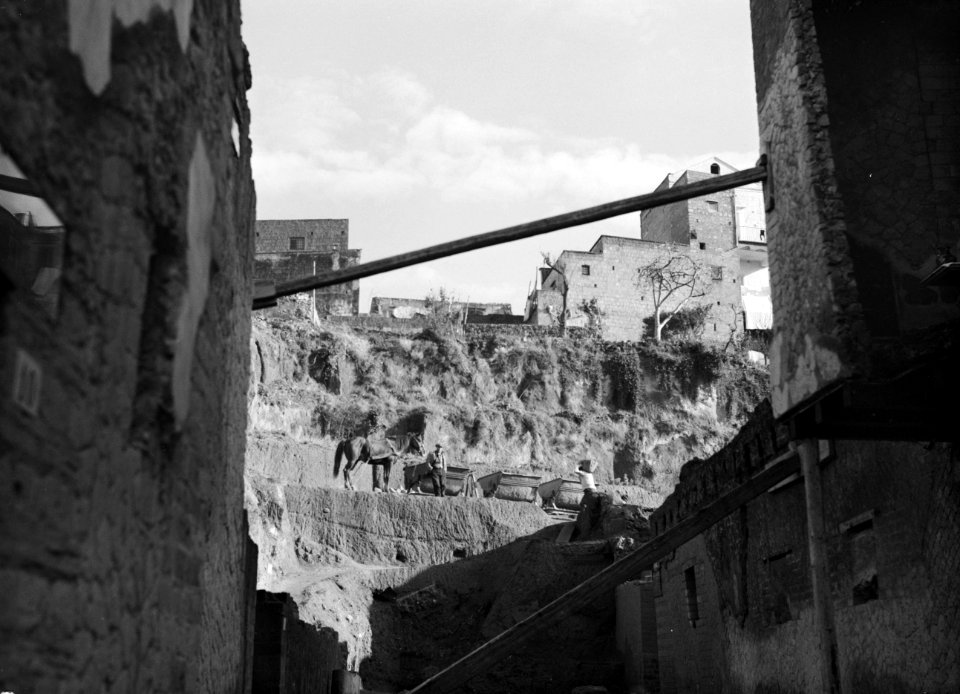 Beeld van de opgavingswerkzaamheden in de ruines van de stad Herculaneum Een pa, Bestanddeelnr 255-8829