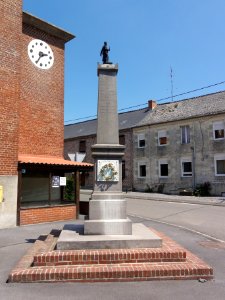 Beaurepaire-sur-Sambre (Nord, Fr) monument aux morts