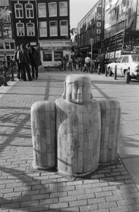 Beeld van Marty van de hvo in centrum van Amsterdam, Bestanddeelnr 933-7998