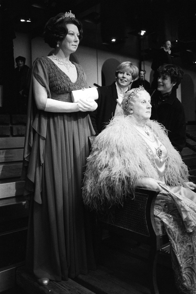 Beeld van koningin Beatrix naast dat van koningin Wilhelmina, Bestanddeelnr 932-7300
