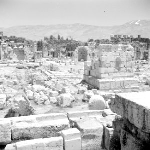 Beeld van de ruïnes van de Bachus tempel te Baalbek, Bestanddeelnr 255-6474