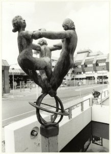 Beeld van de drie dansende dames bij het P.T.T. Expeditie Knooppunt aan de Westergracht. NL-HlmNHA 54015333