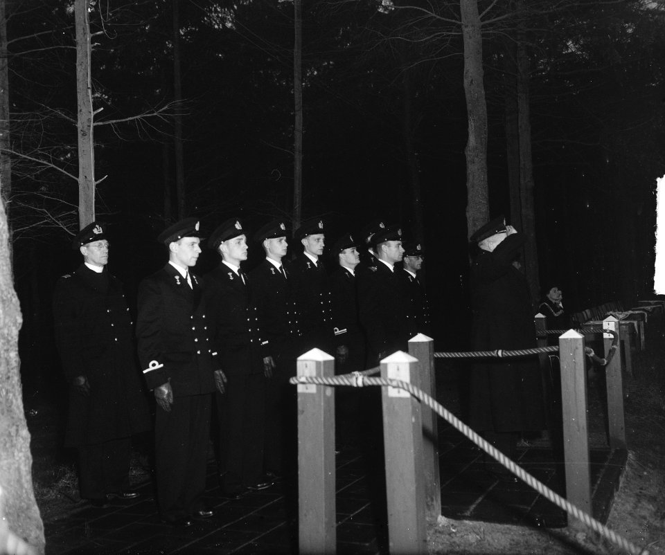 Beediging in de MOC Hilversum Marvo. Commissaris met officieren, Bestanddeelnr 903-0838