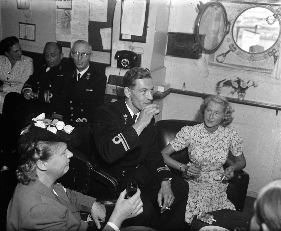Beediging en lunch Afbeelding van de Vulcaan IJmuiden, Bestanddeelnr 902-3516