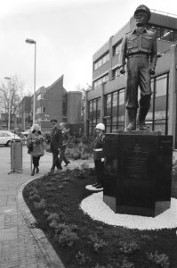 Beeld Prins Bernhard (in uniform luchtmacht) onthuld Den Haag het beeld Pri, Bestanddeelnr 934-3762