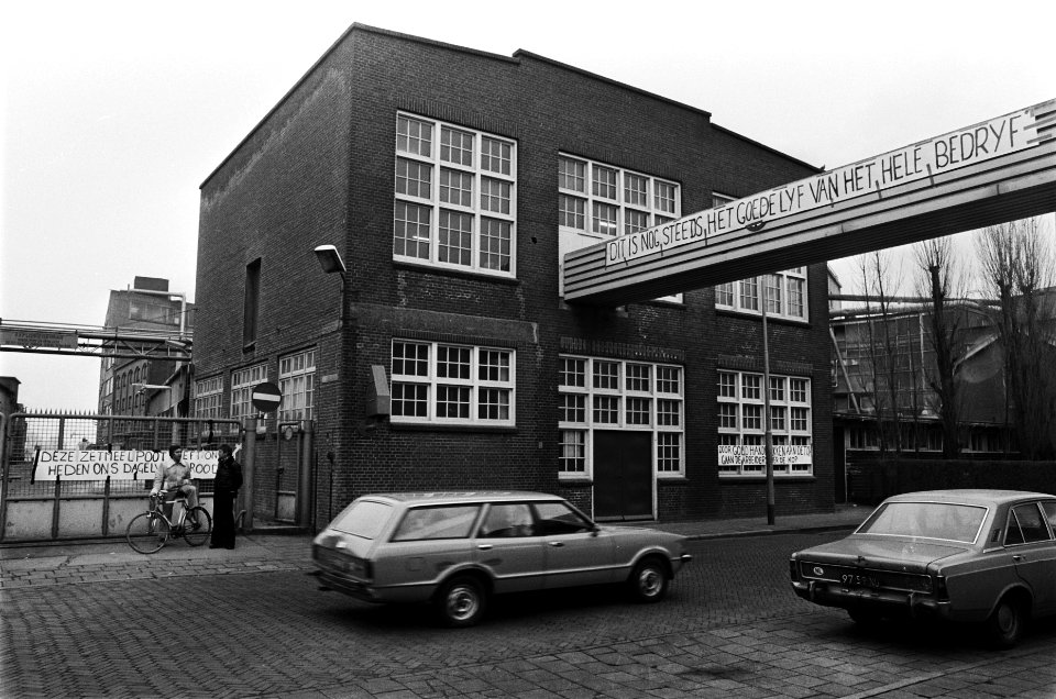 Bedrijf KSH in Koog aan de Zaan door werknemers bezet bezette KSH-vestiging met, Bestanddeelnr 929-6039