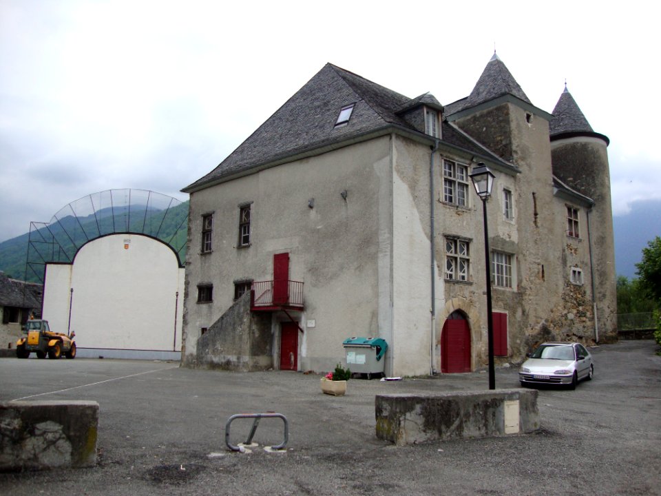 Bedous (Pyr-Atl, Fr) Château et fronton
