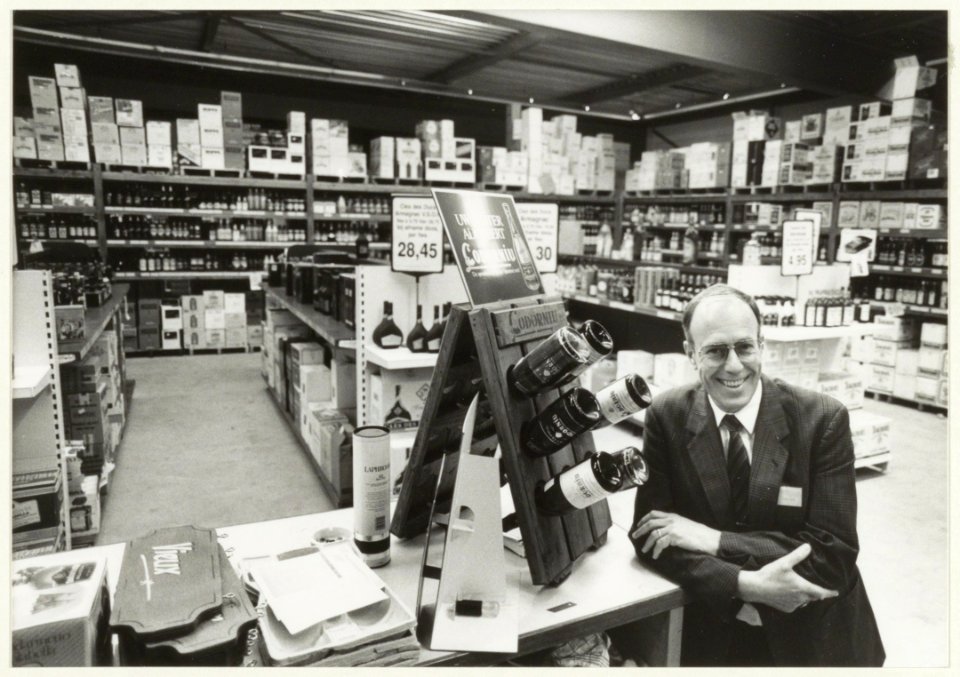 Bedrijfsleider J. Bon in de zelfbedieningsgroothandel aan de Jan van Krimpenweg in de Waarderpolder. NL-HlmNHA 54031953