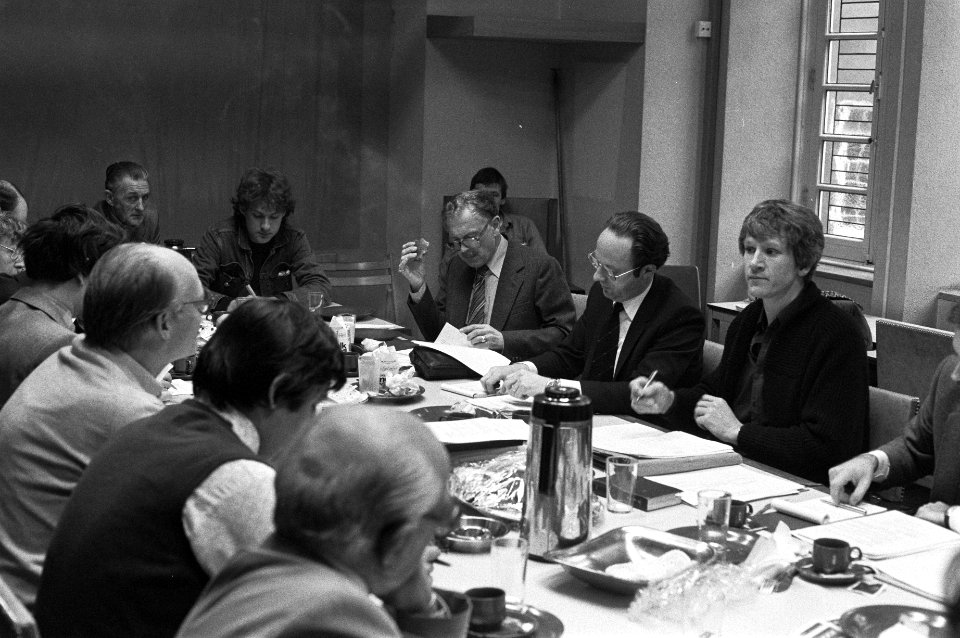 Beeld van de vergadering met rechts wethouder Wolffensperger, Bestanddeelnr 931-8413