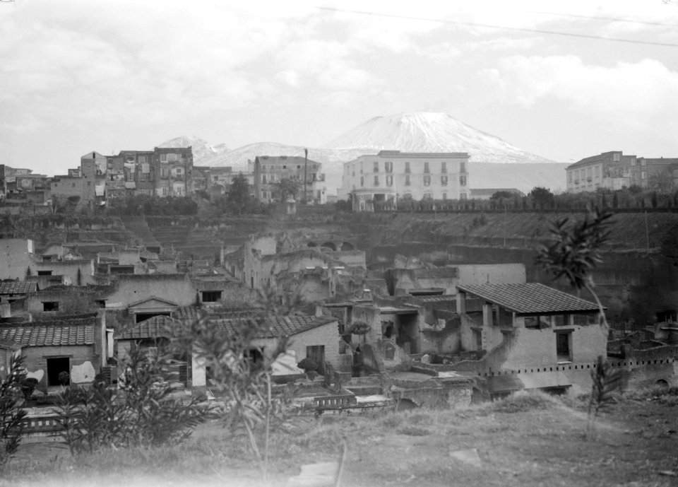 Beeld van de ruines van de stad Herculaneum met op de achtergrond de Vesuvius, Bestanddeelnr 255-8823