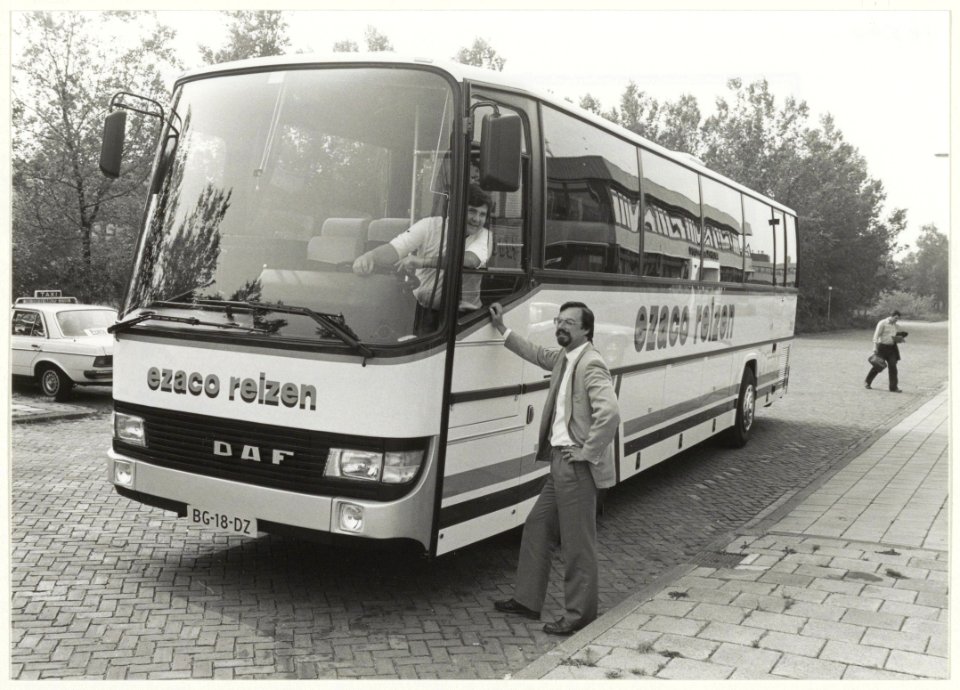 Bedrijfsleider Fred Even bij de nieuwe aanwinst van Bus- en Taxibedrijf Ezaco. NL-HlmNHA 54016560