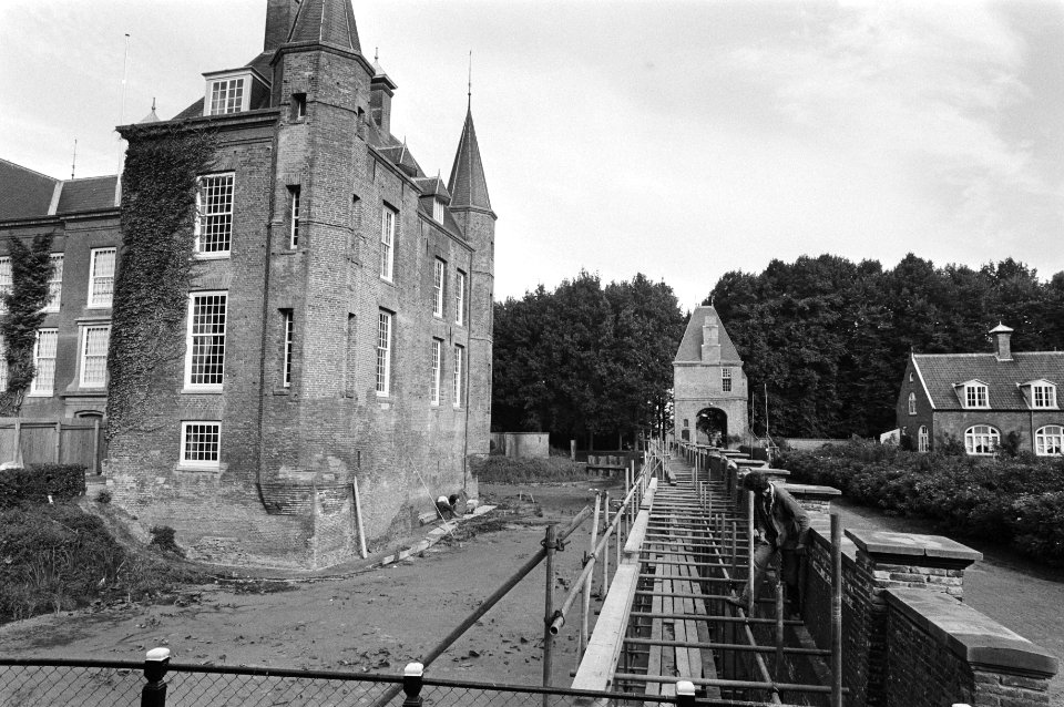 Beeld van de restauratie aan de wallen van de slotgracht van het kasteel, Bestanddeelnr 931-6380