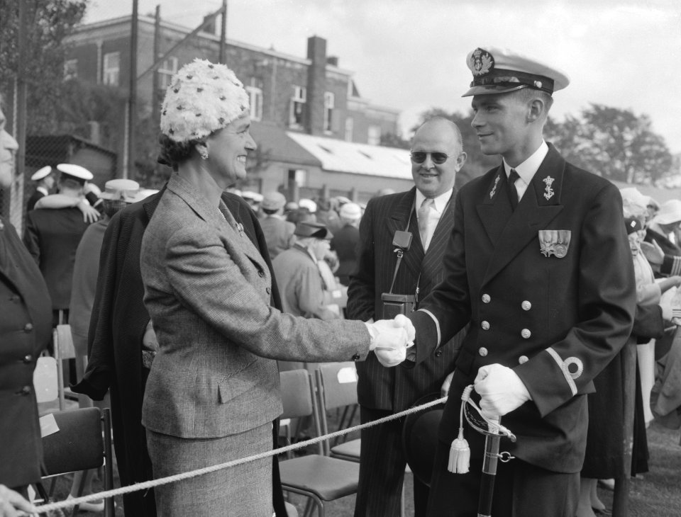 Beediging Marineofficier door vice admiraal G B Fortuy Luitenant ter Zee T W, Bestanddeelnr 909-8435