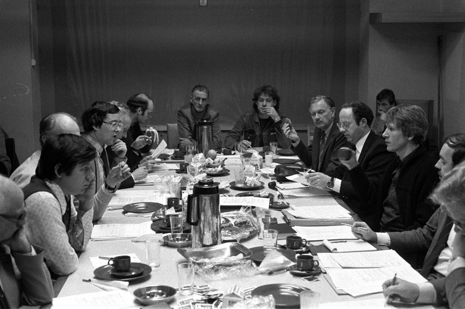 Beeld van de vergadering met rechts wethouder Wolffensperger, Bestanddeelnr 931-8412