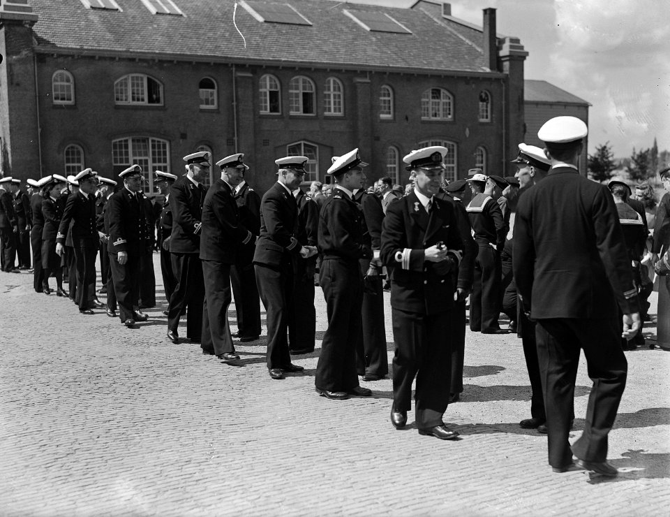 Beediging 15 officieren op Marine-etablissement Kattenburg te Amsterdam, Bestanddeelnr 902-8714