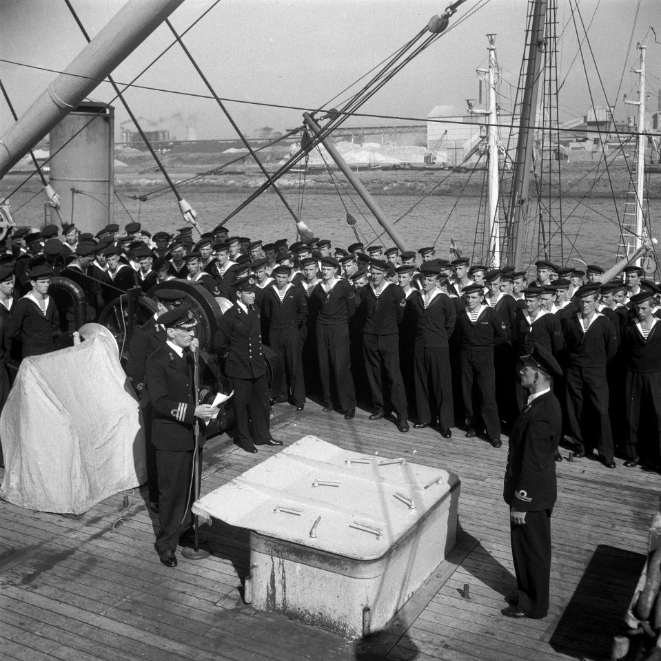 Beediging en lunch Afbeelding van de Vulcaan IJmuiden, Bestanddeelnr 902-3511