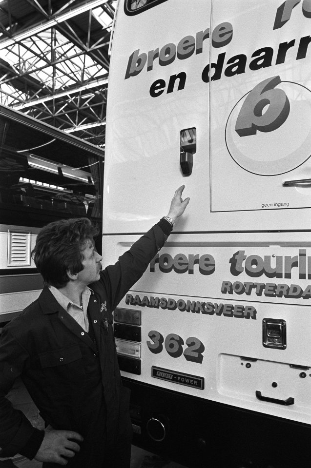 Bedrijfsauto RAI 82 in RAI Televisiemonitor als achteruitkijkspiegel en op ach, Bestanddeelnr 931-9502