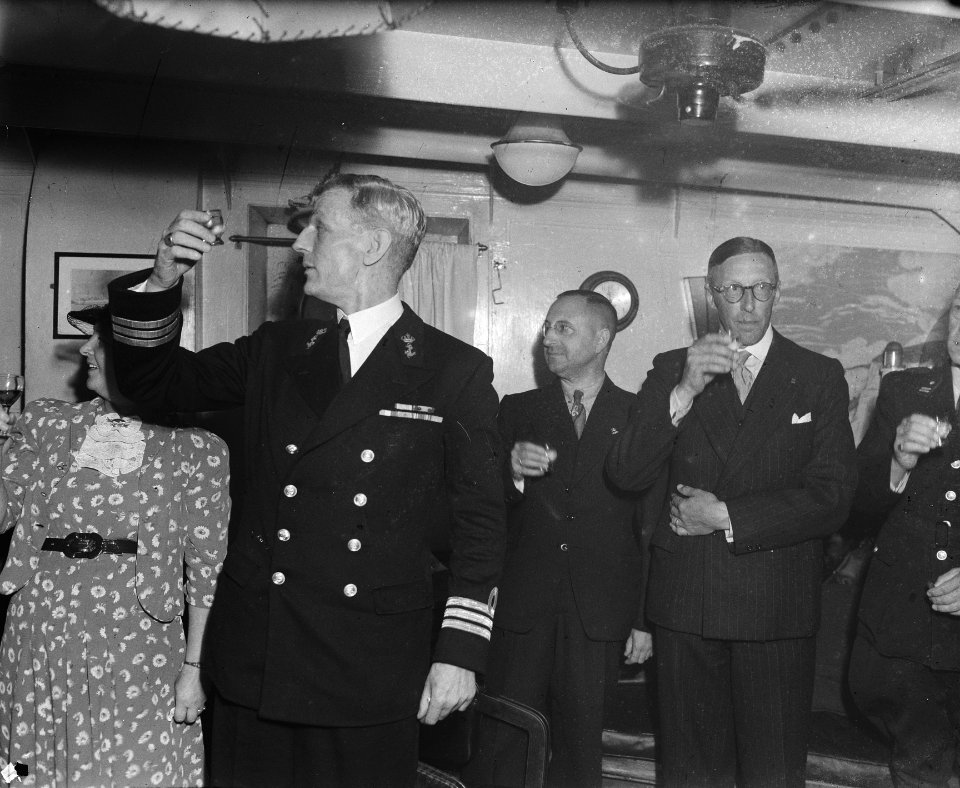 Beediging en lunch Afbeelding van de Vulcaan IJmuiden, Bestanddeelnr 902-3520