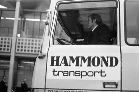 Bedrijfsauto RAI 76 Pat OConnel alias Edward Hammond in auto Hammond op tentoo, Bestanddeelnr 928-4013