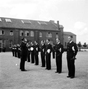 Beediging 15 officieren op Marine-etablissement Kattenburg te Amsterdam, Bestanddeelnr 902-8715