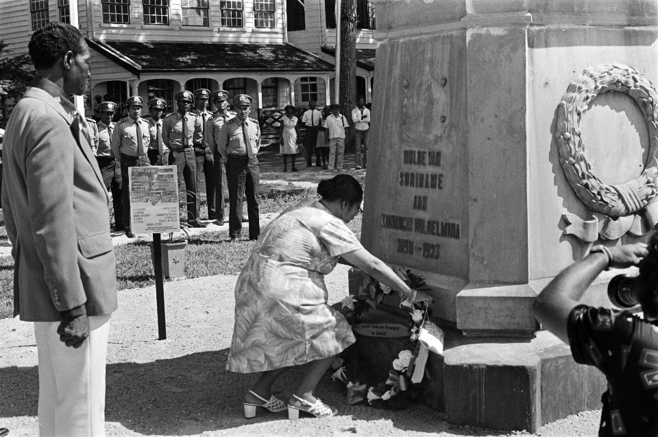 Beeld van Koningin Wilhelmina bij Fort Zeelandia in Paramaribo geplaatst (overzi, Bestanddeelnr 928-7632