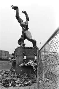 Beeld van Zadhine De verwoeste stad in Rotterdam tussen hekken en bouwwerkzaam, Bestanddeelnr 933-3162