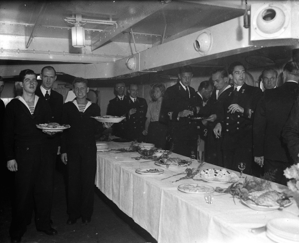 Beediging en lunch Afbeelding van de Vulcaan IJmuiden, Bestanddeelnr 902-3517