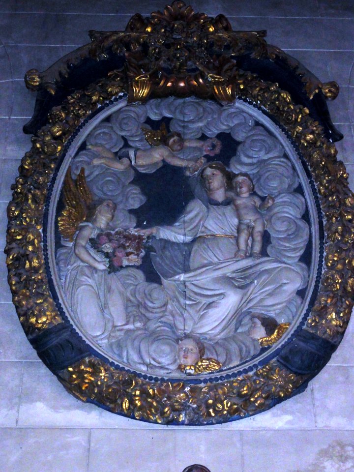 Beaumont-sur-Sarthe (Sarthe) église, bas-relief Vierge du rosaire