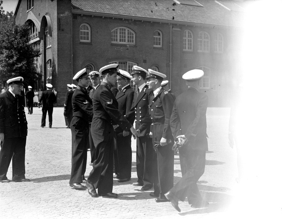 Beediging Marine Kazerne Amsterdam. Feliciteren, Bestanddeelnr 902-8878