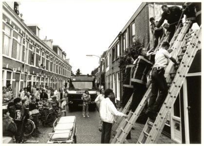 Bedrijfsongeval in de Esschildestraat. Vervoer van een gewonde schilder. NL-HlmNHA 54032120