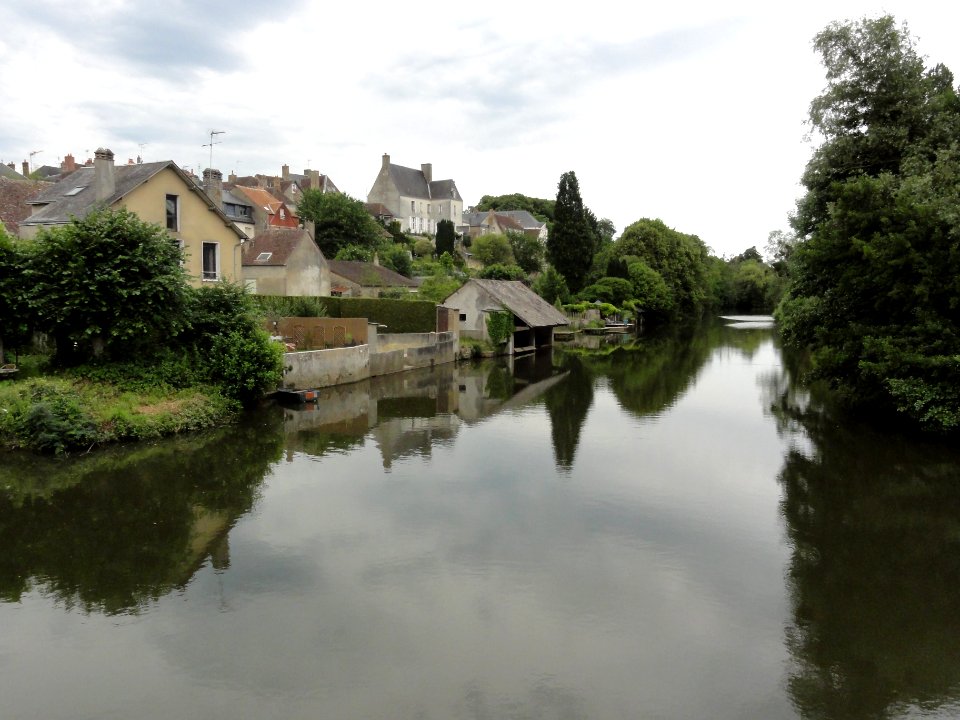 Beaumont-sur-Sarthe (Sarthe) la Sarthe avec un lavoir