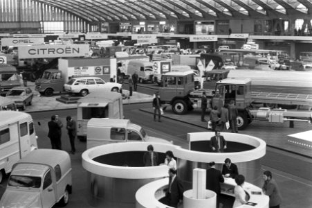 Bedrijfsautotentoonstelling in RAI Staatssecretaris Kruisinga tijdens toespraak, Bestanddeelnr 925-3912
